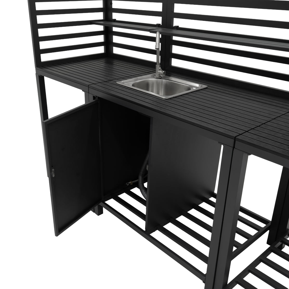 Dunkelgraues, dreiteiliges Aluminium-Küchen-Set für den Außenbereich mit einem integrierten Waschbecken und offenen Regalen für Stauraum