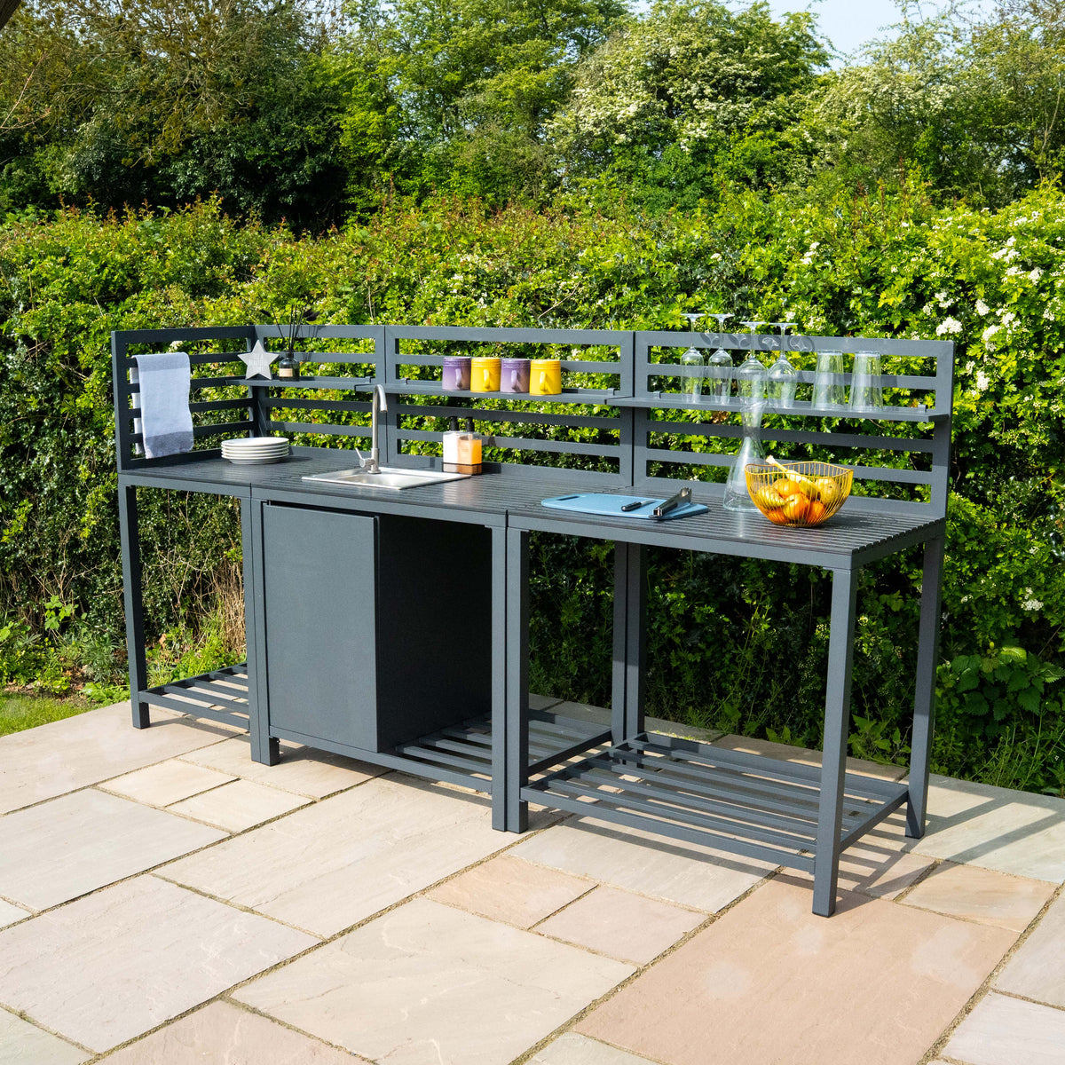 Dunkelgraues Aluminium-Küchen-Set mit drei Teilen für den Außenbereich, ausgestattet mit Ablageflächen und dekorativen Gläsern, ideal für Gartenpartys