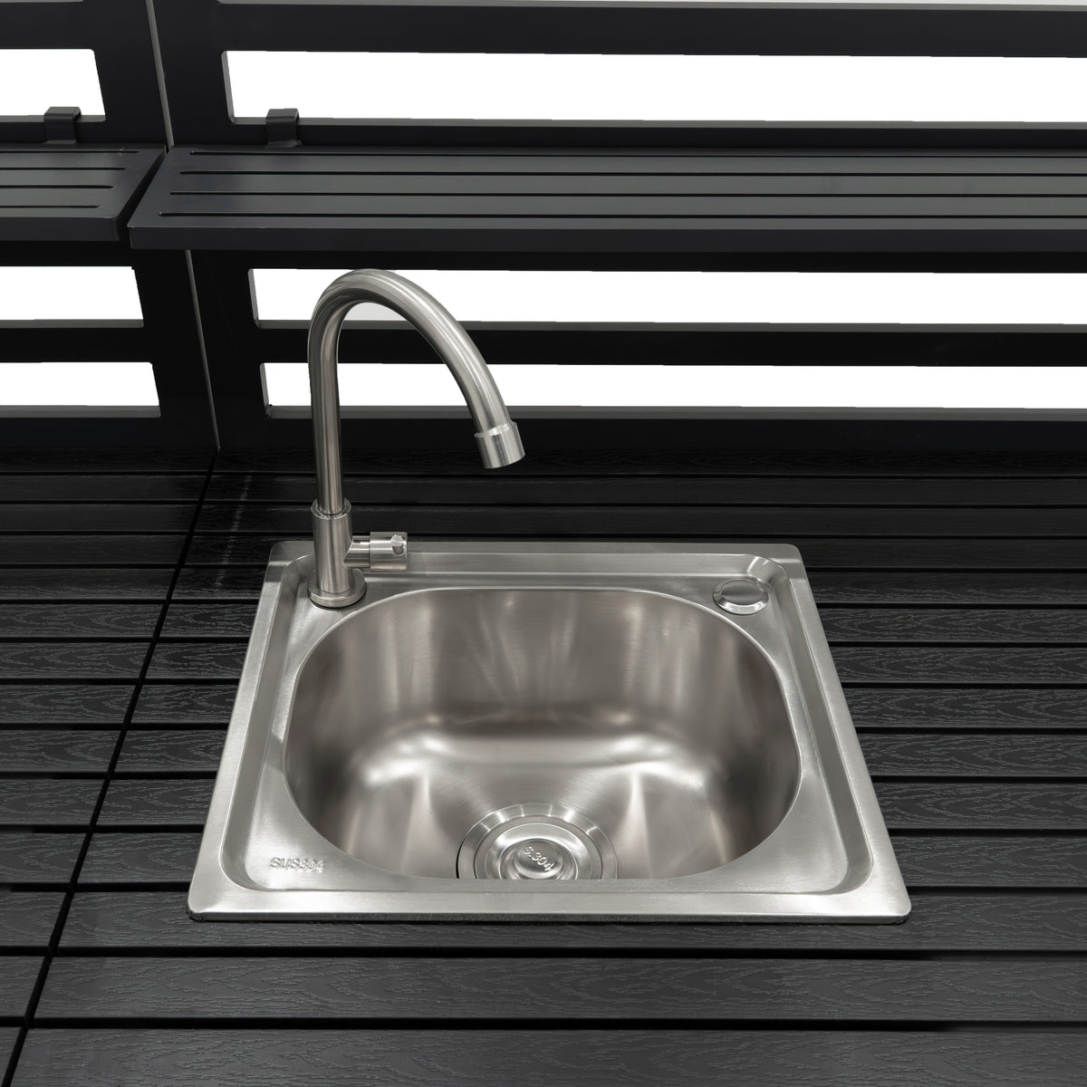 Elegantes, dreiteiliges Aluminium-Küchen-Set für den Außenbereich mit glänzender Edelstahlspüle und modernem, robustem Design auf schwarzem Holzuntergrund
