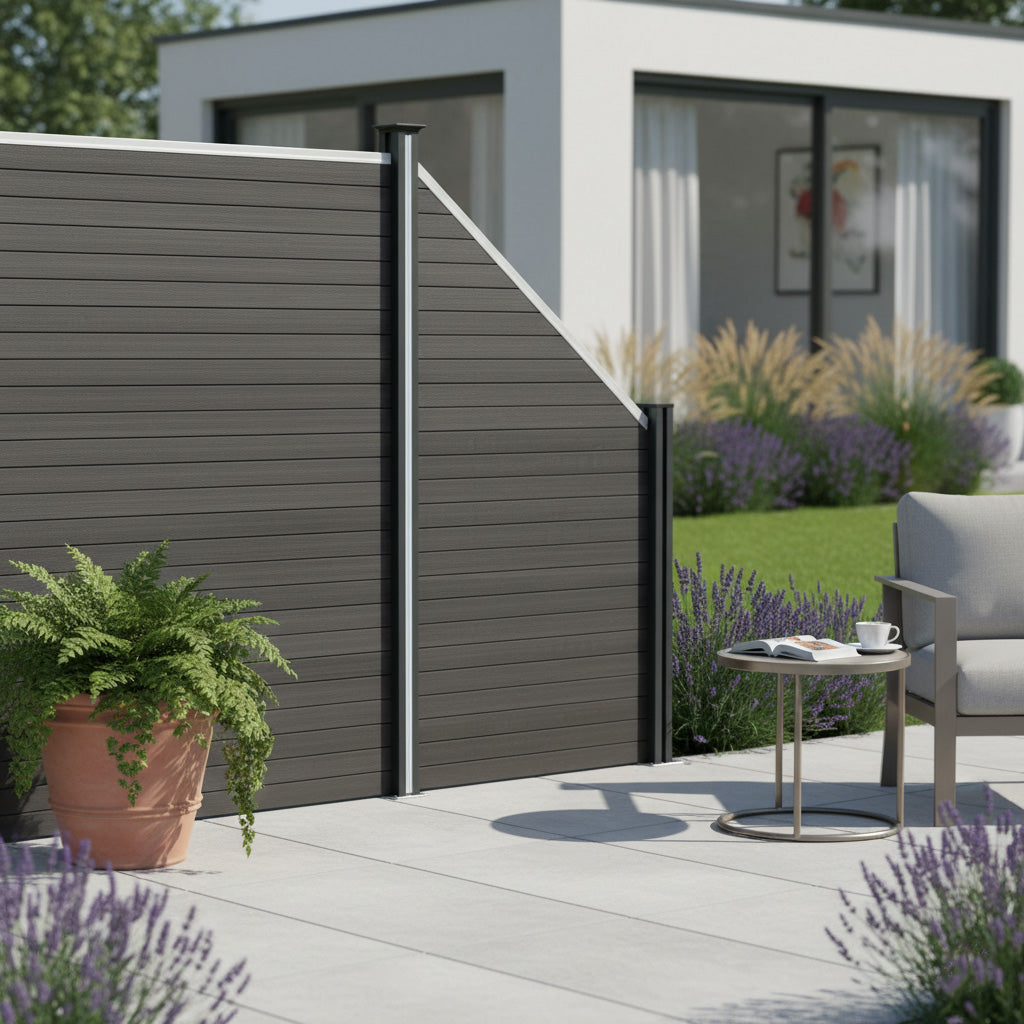 Grau WPC Sichtschutzzaun Eckzaun Element mit modernen Linien, stabilen Pfosten und eleganter Textur, umgeben von grünen Pflanzen und einem stilvollen Sitzbereich