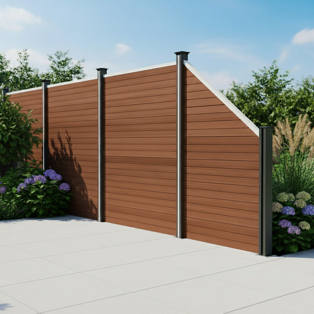 Braunes WPC Sichtschutzzaun Eckzaun Element mit glatter Oberfläche, stabilen Pfosten und grüner Bepflanzung im Hintergrund, ideal für Gartenbereiche