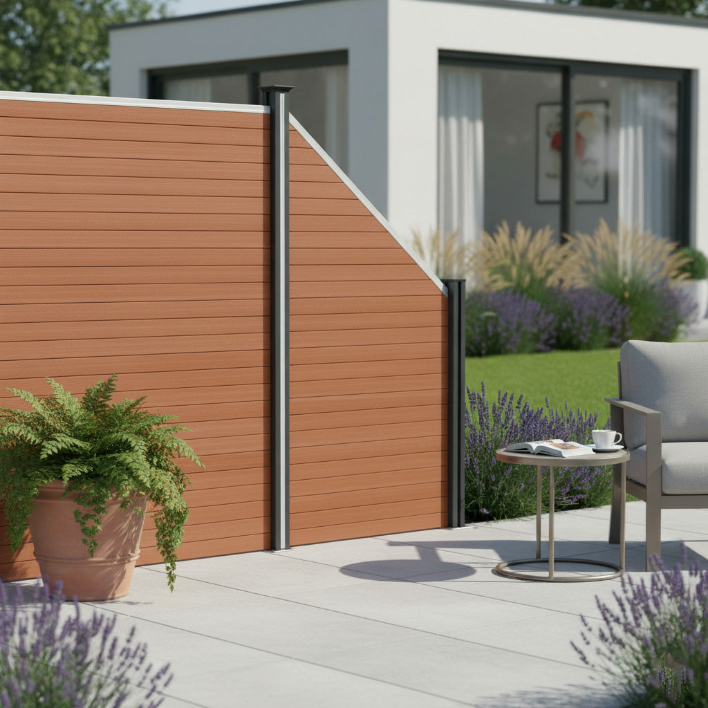 Braunes WPC Sichtschutzzaun Eckzaun Element mit glatter Oberfläche, modernen schwarzen Pfosten, umgeben von lila Lavendel und einem eleganten Sitzbereich