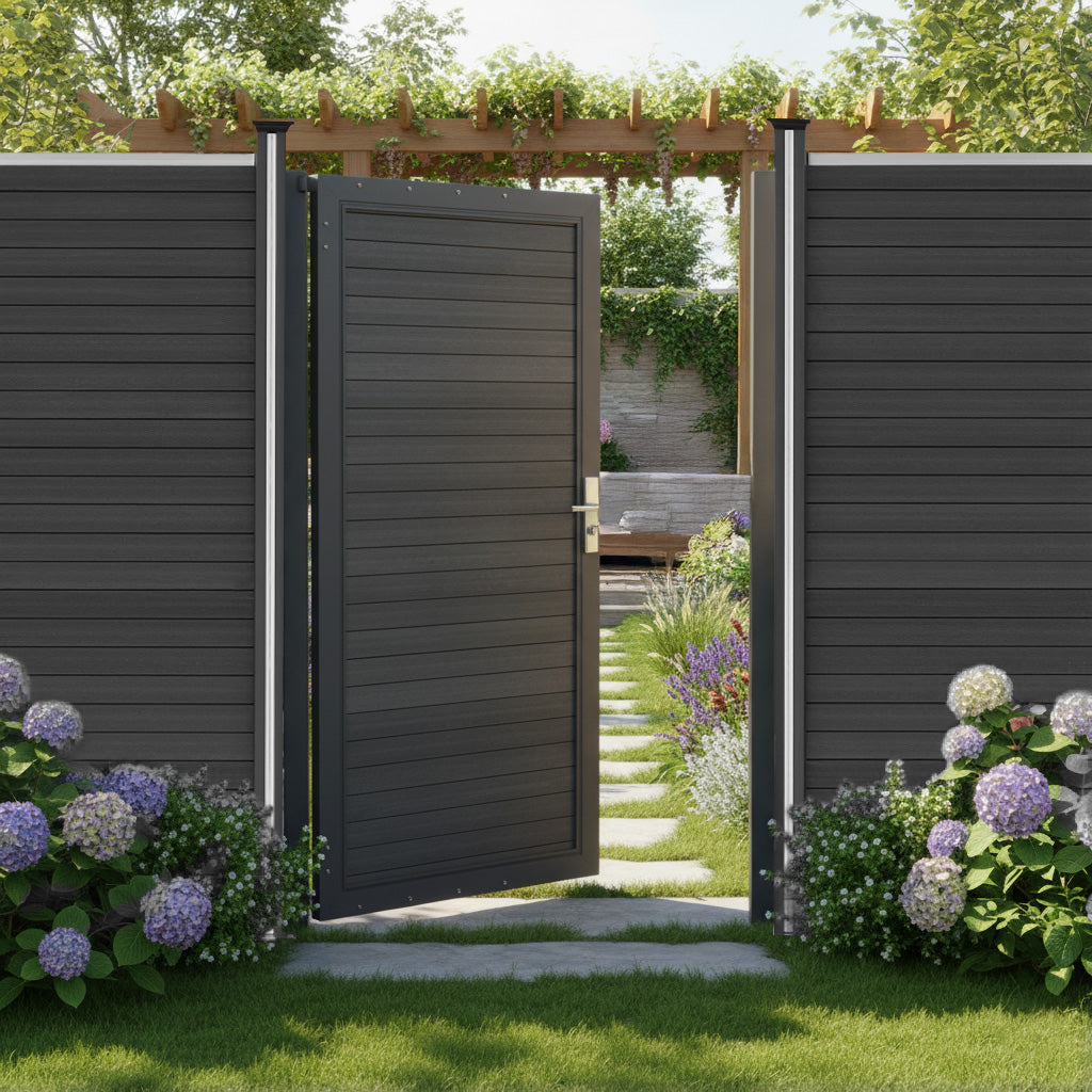 Grau WPC Sichtschutzzaun Tor mit glatter Oberfläche, umgeben von bunten Blumen und einem gepflasterten Weg, der zu einer ruhigen Gartenbank führt