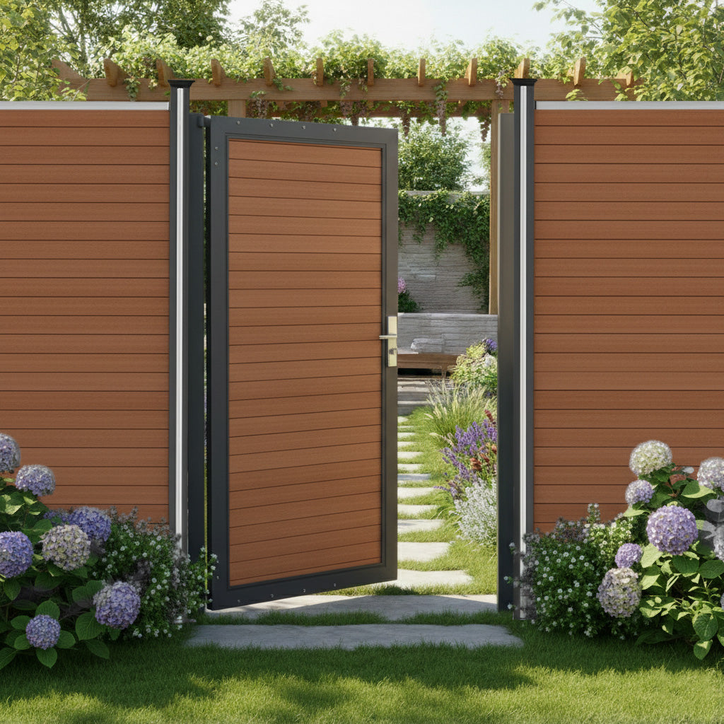 Braunes WPC Sichtschutzzaun Tor mit modernem Design, umgeben von bunten Blumen und einem gepflasterten Weg in einem Gartenbereich