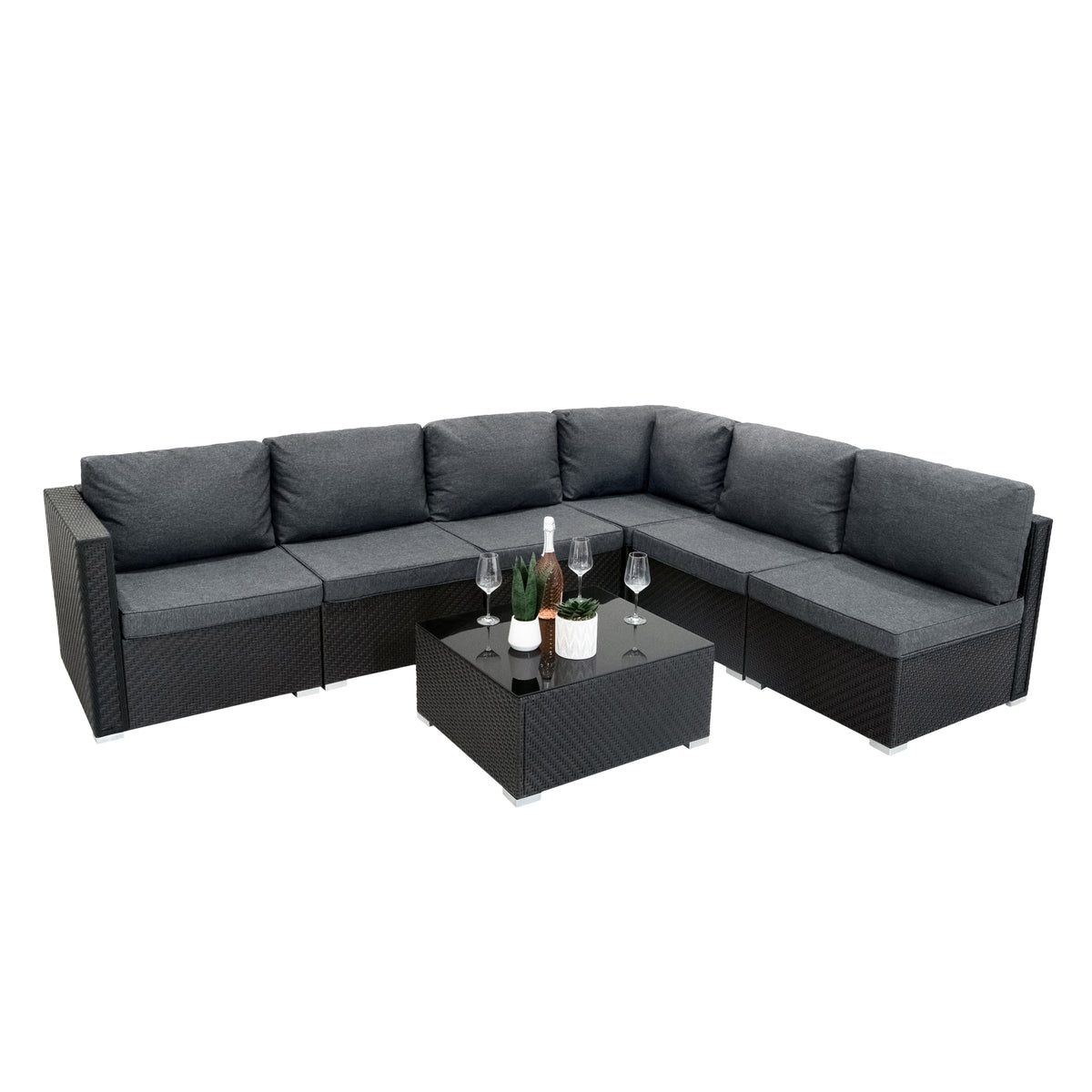 Schwarzes Rattan-Möbelset mit modularen Elementen, gepolsterten grauen Kissen und einem eleganten Glastisch, ideal für den Außenbereich