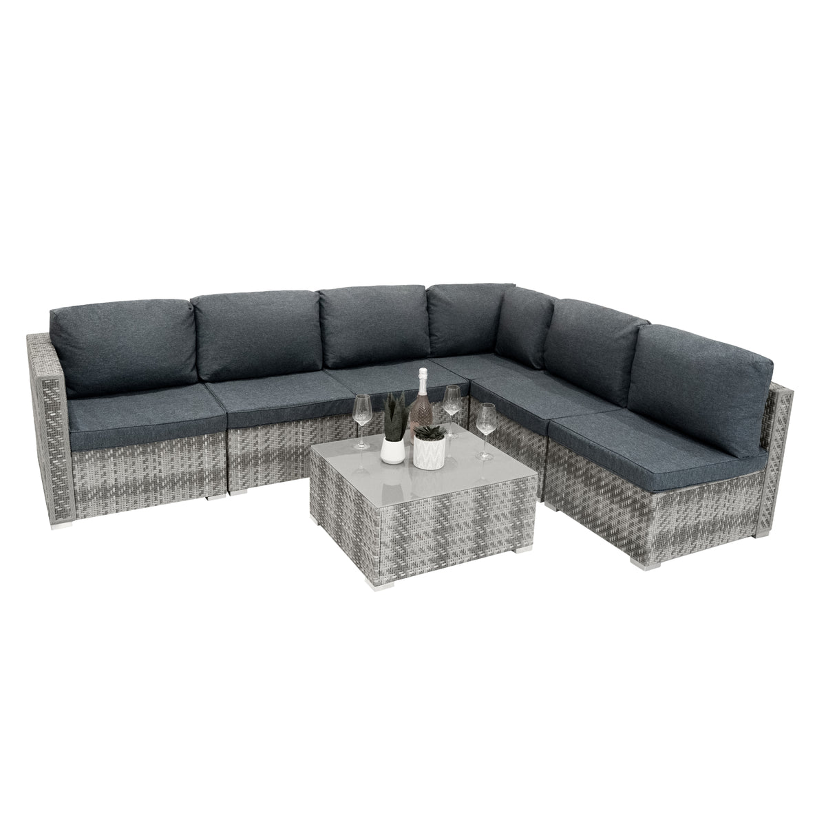 Modulares 7-teiliges Rattan-Möbelset in Grau mit bequemen, dunkelgrauen Kissen und einem eleganten, glatten Tisch aus Glas, ideal für den Außenbereich