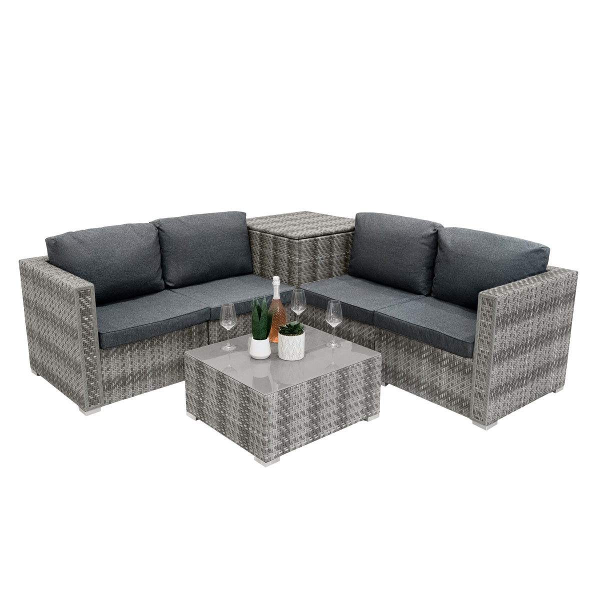 Sechsteiliges Rattan-Möbelset in Grau mit bequemen, grauen Polstern und einem eleganten, glatten Tisch, ideal für den Außenbereich