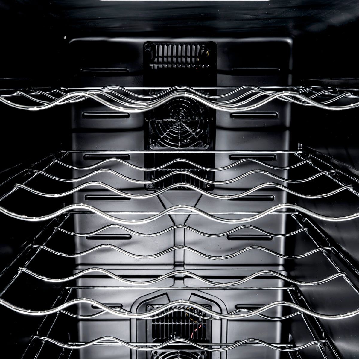 Schwarzer Innenraum eines Oriva LED Weinkühlers mit glänzenden, gewellten Metallregalen und einem integrierten Lüfter zur optimalen Kühlung