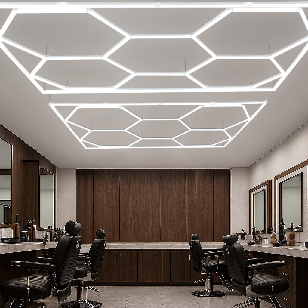 Sechseckige LED-Leuchten in modernem Design, strahlend weiß, an der Decke montiert, umgeben von eleganten Friseurstühlen und Holzverkleidung