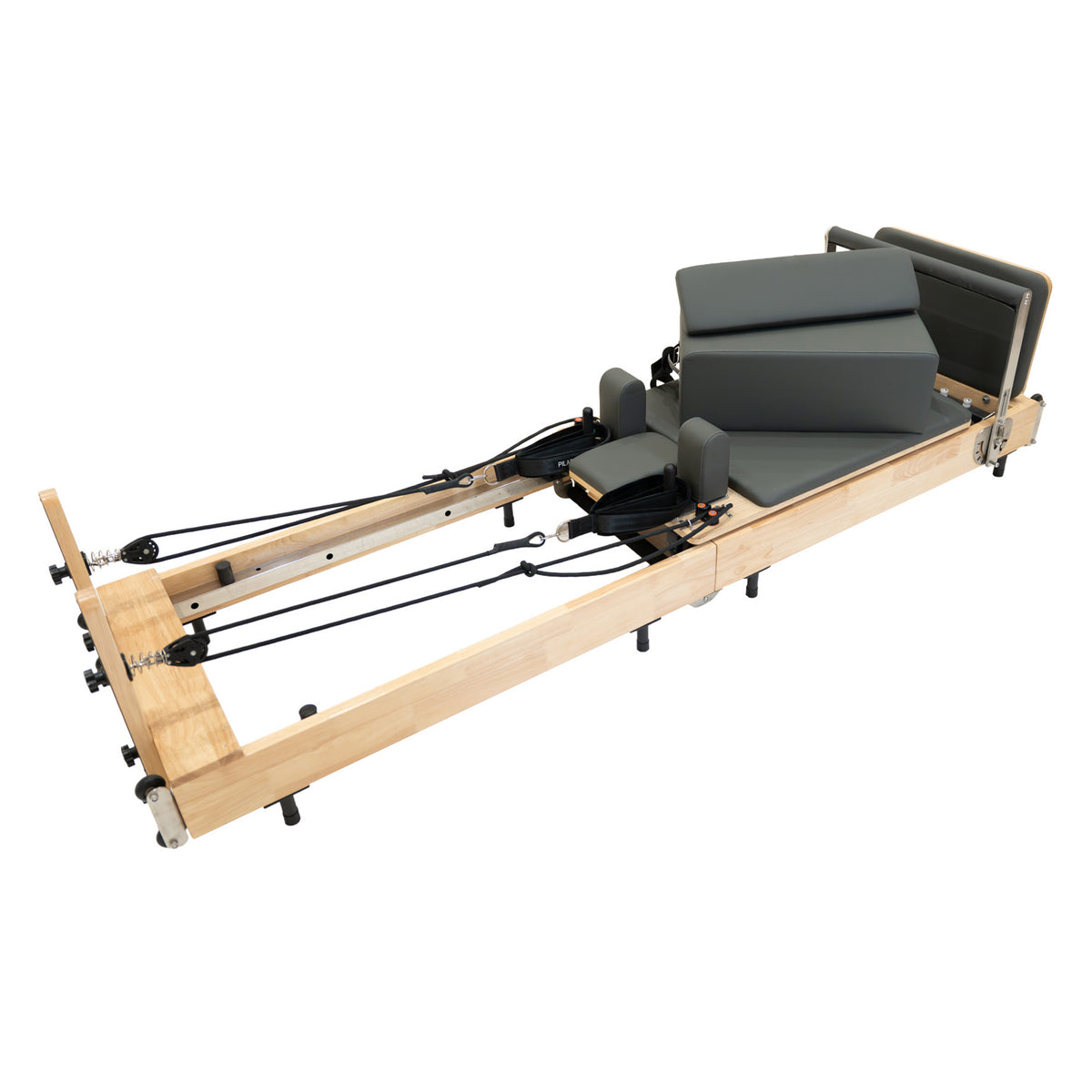 Pilates Reformer Maschine aus Eiche mit grauen Polstern, verstellbaren Riemen und stabiler Bauweise für effektives Training