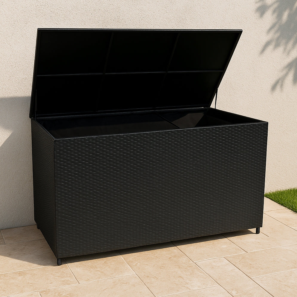 Schwarze Rattan-Aufbewahrungsbox mit offenem Deckel, strukturiertes Gewebe, ideal für Gartenmöbel, bietet 700L Stauraum, stilvolles und funktionales Design