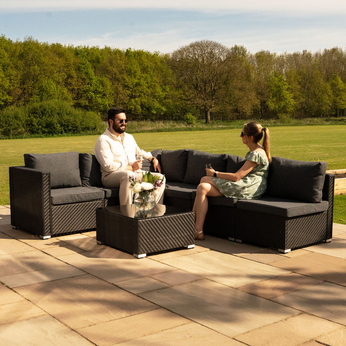 Modulares 7-teiliges Rattan-Möbelset in Schwarz mit bequemen grauen Kissen, ideal für Garten oder Terrasse, inklusive praktischer Aufbewahrungsbox