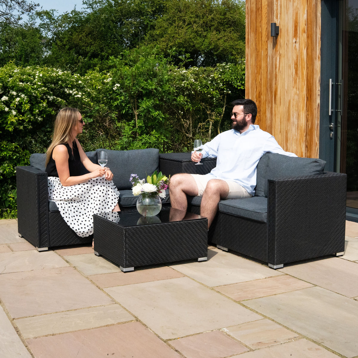 Modulares 6-teiliges Rattan-Möbelset in Schwarz mit grauen Kissen, ideal für den Außenbereich, bietet Komfort und Stil für entspannte Stunden