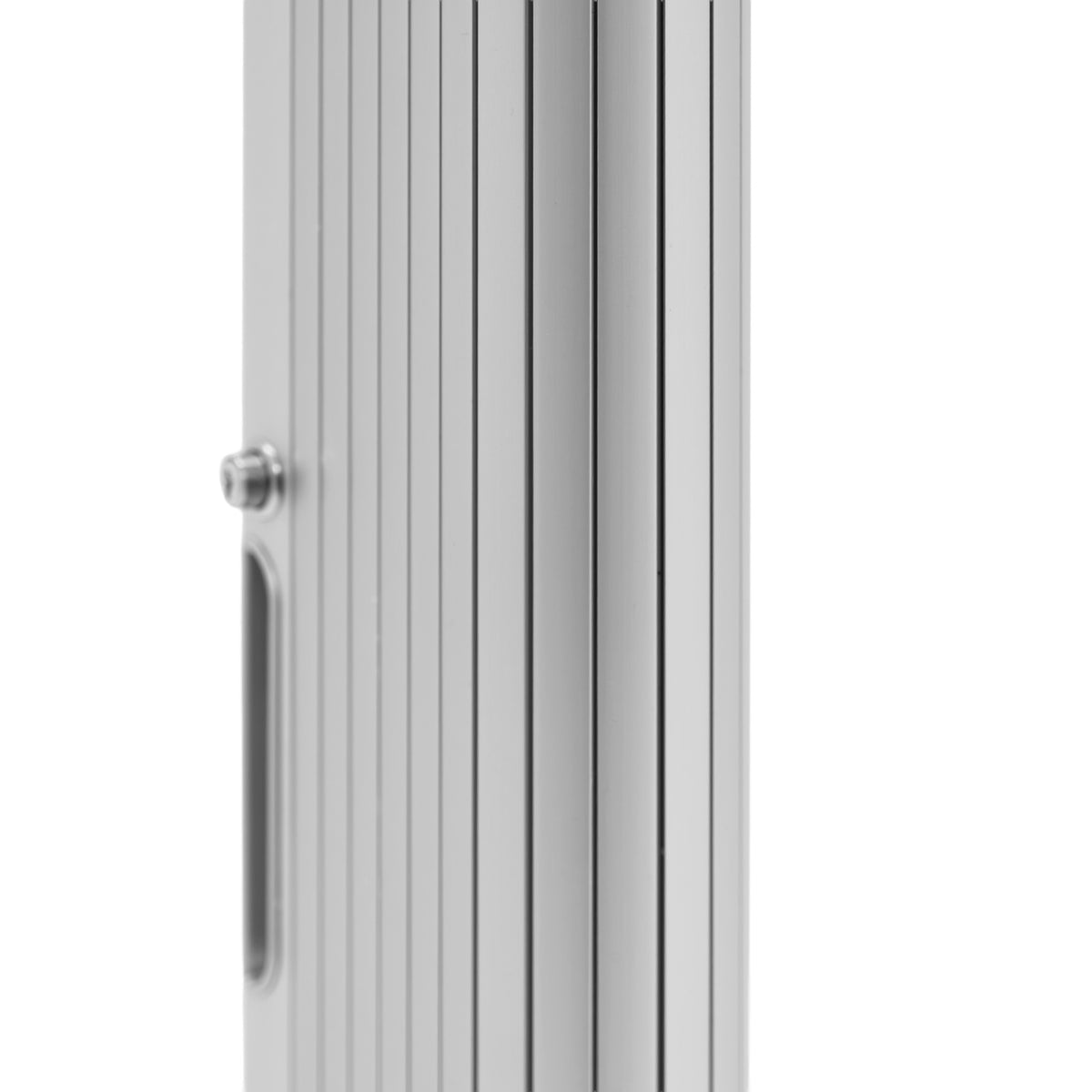 Silberne Rollladen Duschtür mit vertikalen Lamellen, glänzender Oberfläche und modernem Design, ideal für stilvolle Badezimmergestaltung