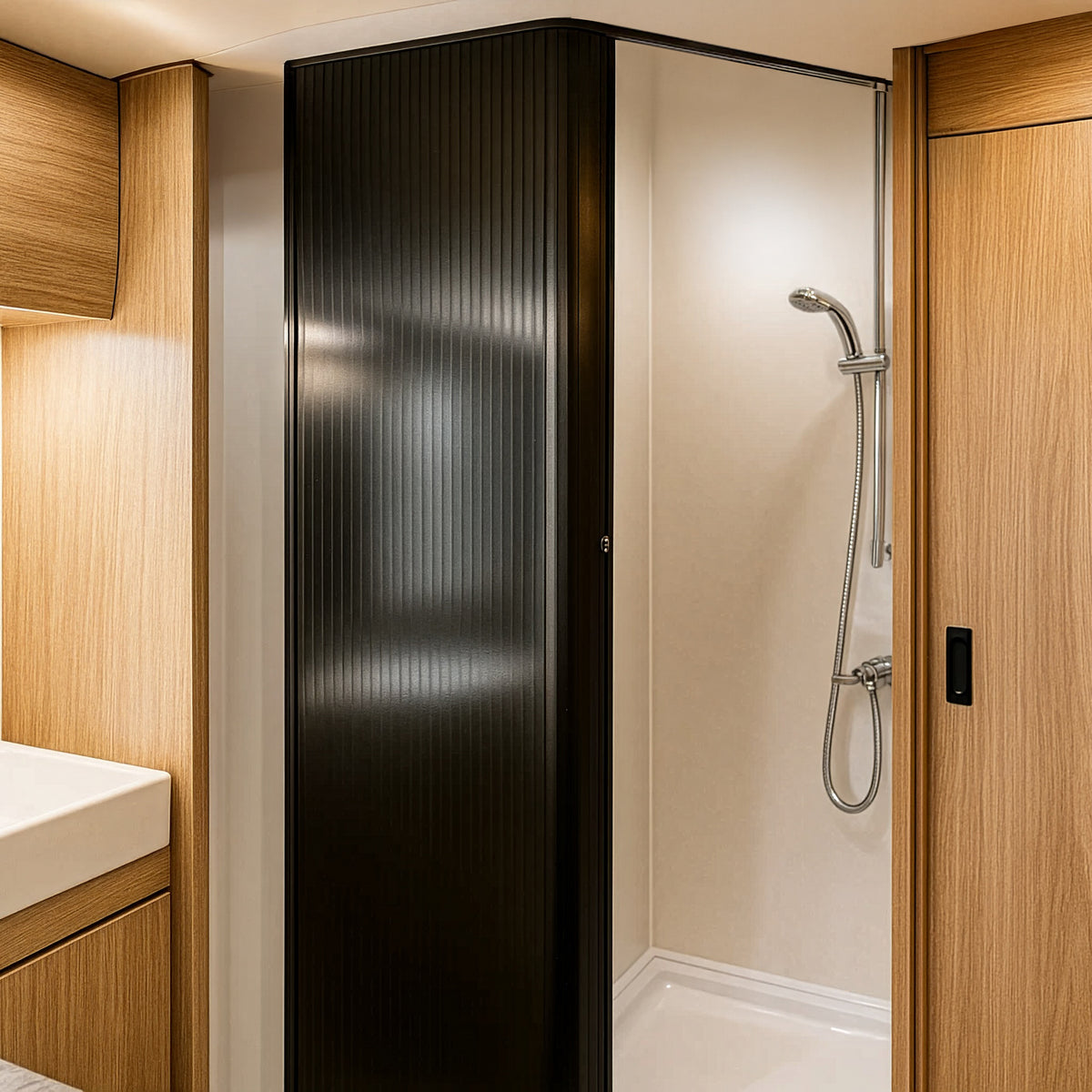 Schwarze Rollladen Duschtür mit vertikalen Rillen, elegant und modern, passt perfekt zu einem hellen Badezimmer mit Holzdetails