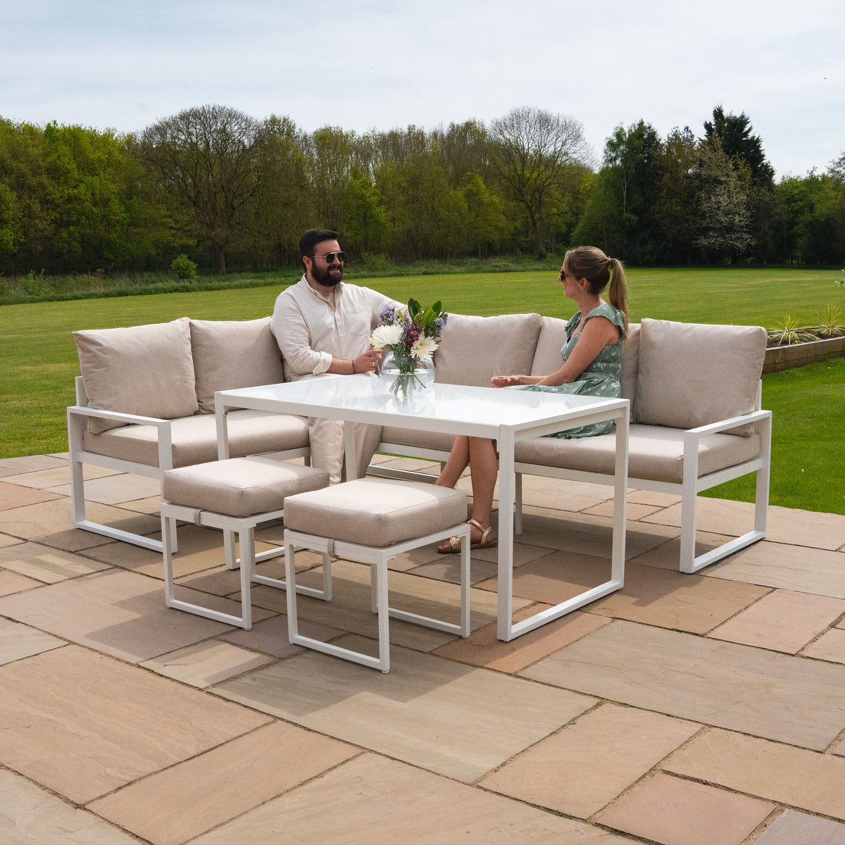 Elegantes 5-teiliges Ecksofa-Set aus Aluminium in Weiß mit beigen Kissen, ideal für den Außenbereich, kombiniert mit einer praktischen Rattan-Aufbewahrungsbox