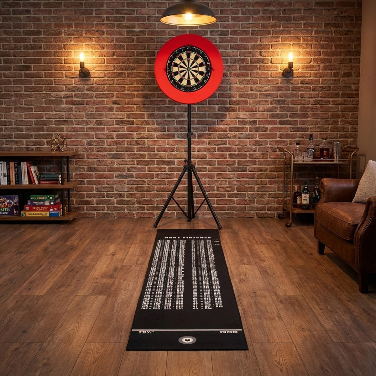 Schwarzer Dartboard-Teppich mit weißen Zahlen und einem roten Dartboard an einer Backsteinwand, umgeben von warmem Licht und Holzfußboden