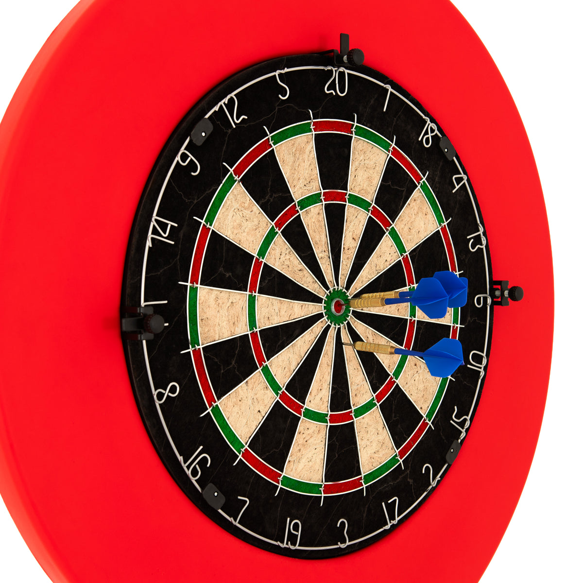 Dartboard Set mit schwarzer Zielscheibe, roten und grünen Markierungen, zwei blauen Darts stecken im Zentrum, umgeben von einem roten Rand