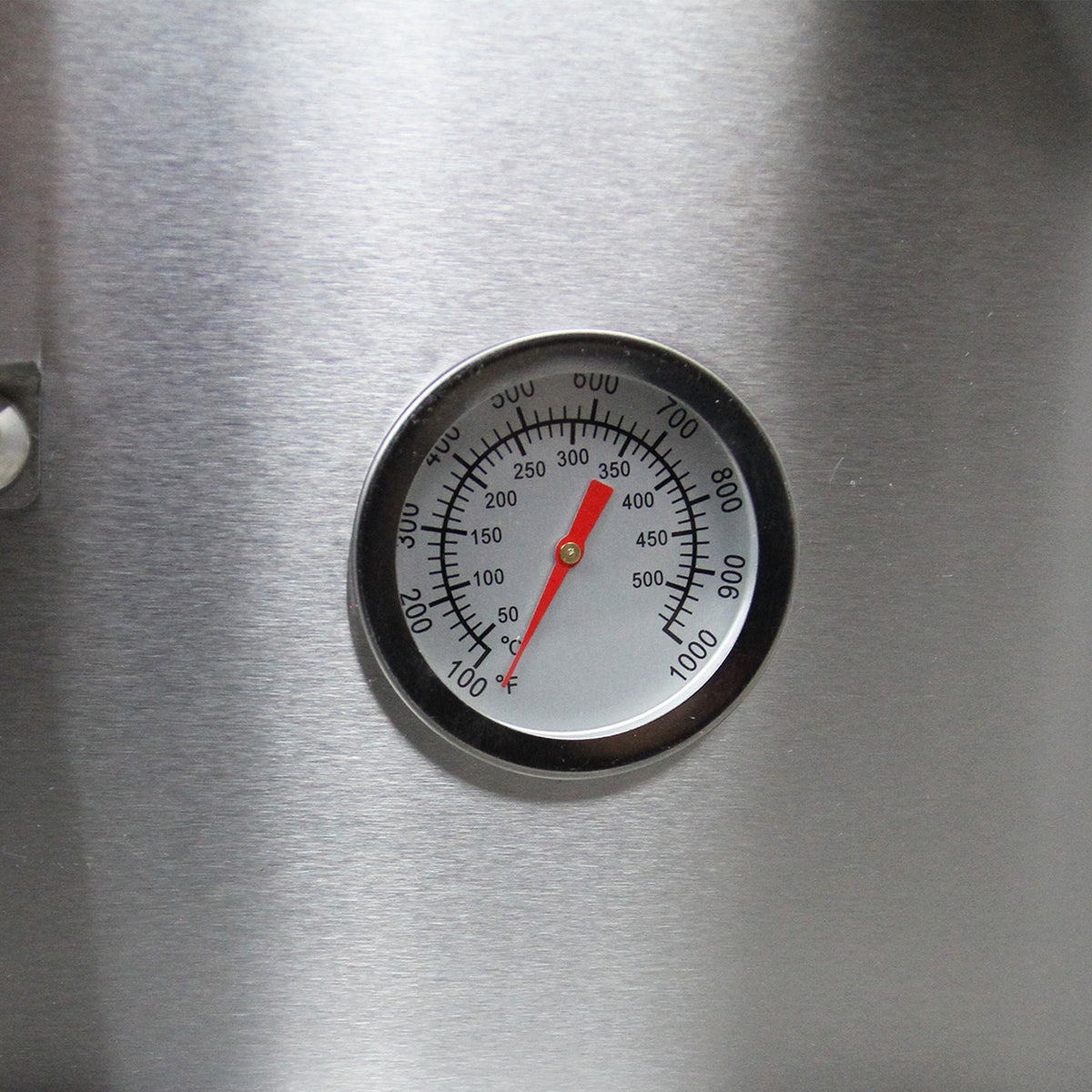 Thermometer mit rotem Zeiger auf einem Edelstahl-Pizzaofen, zeigt Temperaturen bis 1000 °C an, ideal für perfekte Pizzazubereitung