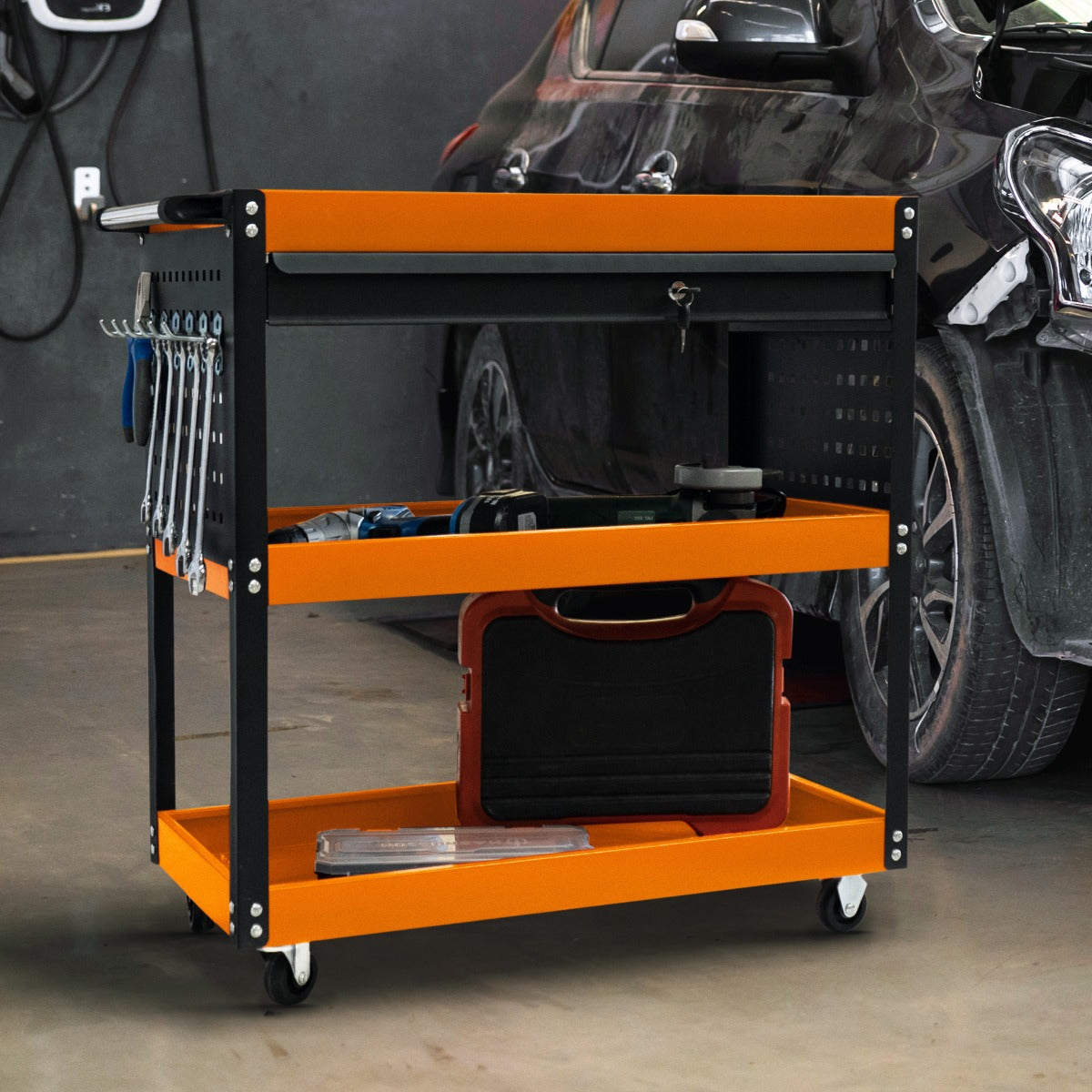 Robuster T-Mech Werkstattwagen in Schwarz und Orange mit zwei Ablagen, Werkzeughaltern und einer praktischen Schublade, ideal für Werkstätten