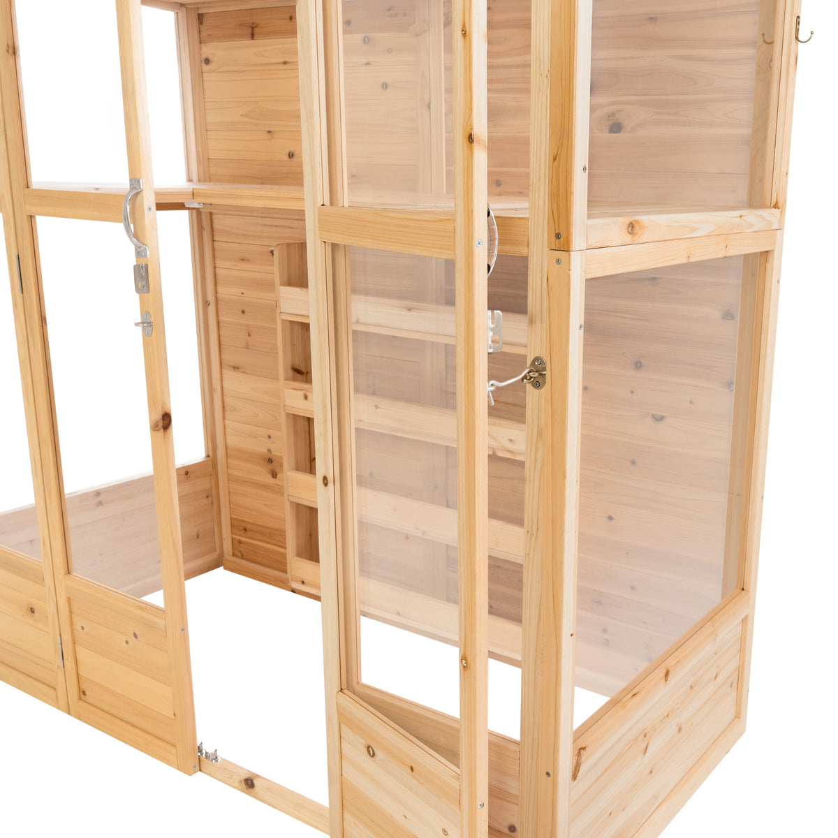 Klassisches Gewächshaus aus Naturholz mit transparenten Fenstern, stabilen Regalen und natürlicher Holzmaserung in warmen Tönen