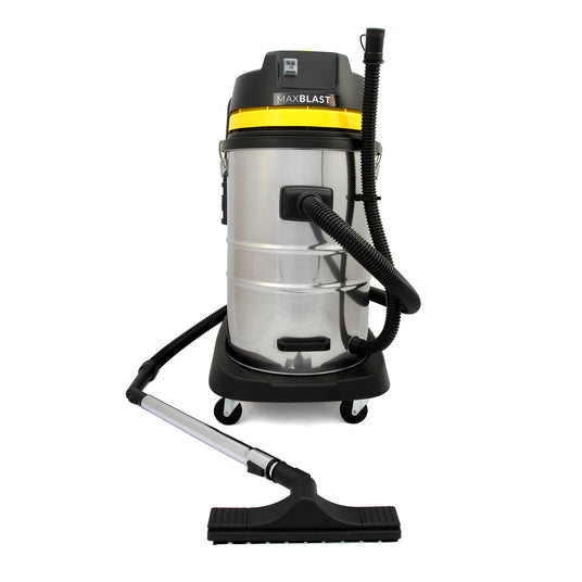 Robuster, silberner Industriesauger mit gelbem Deckel, flexibler Schlauch und breiter Düse, ideal für schwere Reinigungsarbeiten in Werkstätten