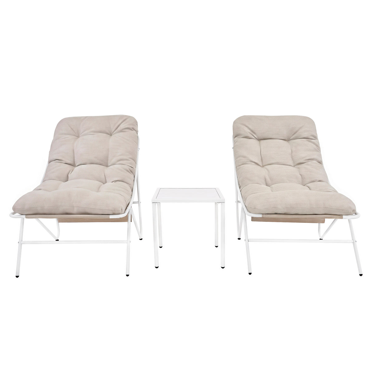 Drei-teiliges Bistro-Set in Creme mit zwei gepolsterten Liegen und einem transparenten Glastisch, ideal für den Außenbereich