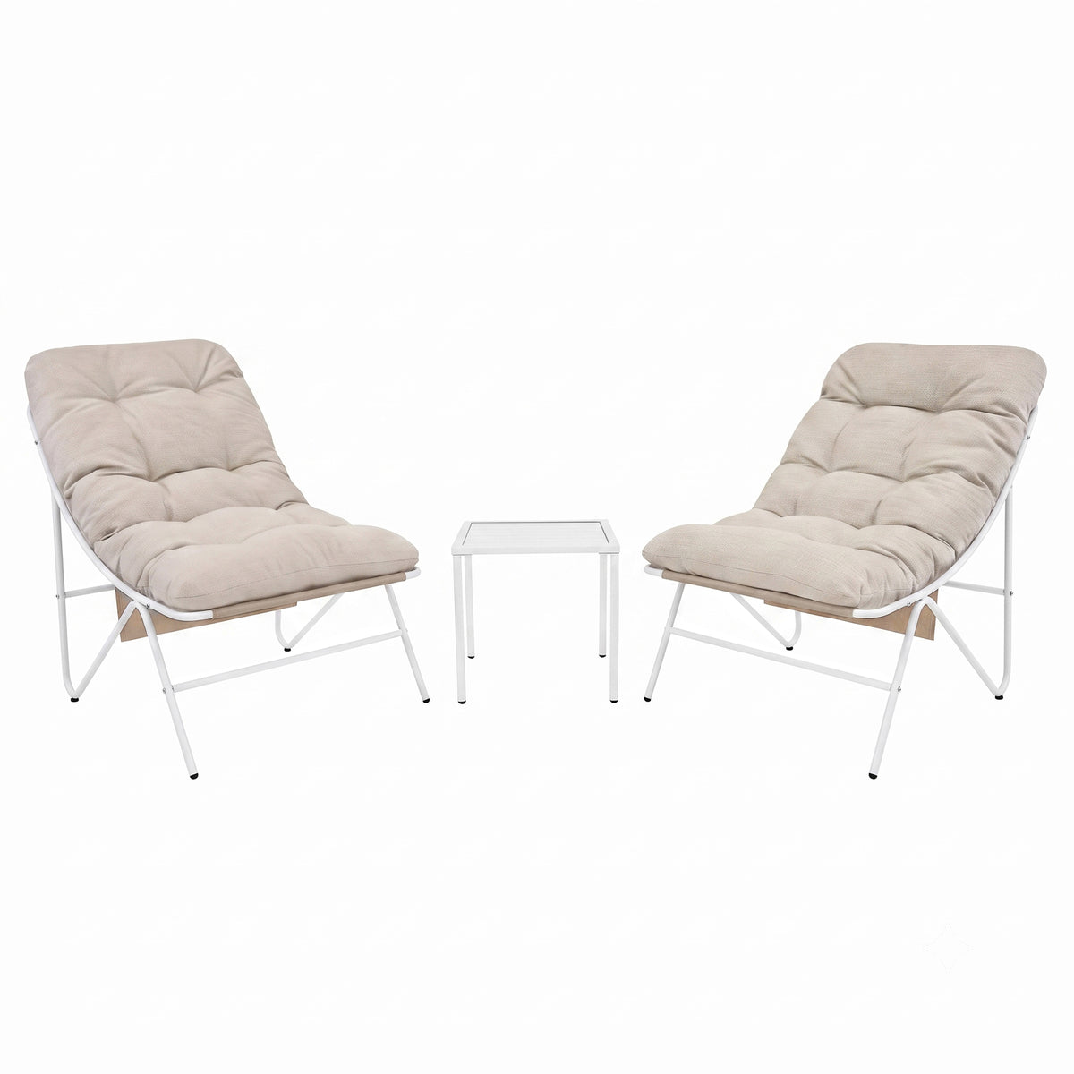 Drei-teiliges Bistro-Set in Creme mit zwei gepolsterten Sesseln und einem transparenten Glastisch, ideal für gemütliche Außenbereiche