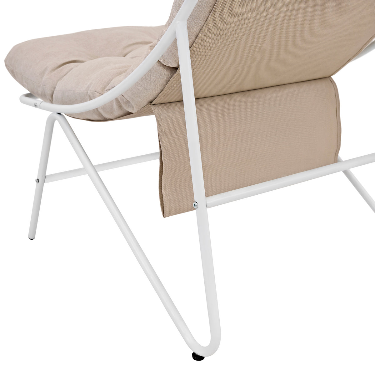 Beige gepolsterter Stuhl mit weißem Metallgestell, ideal für ein stilvolles Bistro-Set im Innen- oder Außenbereich