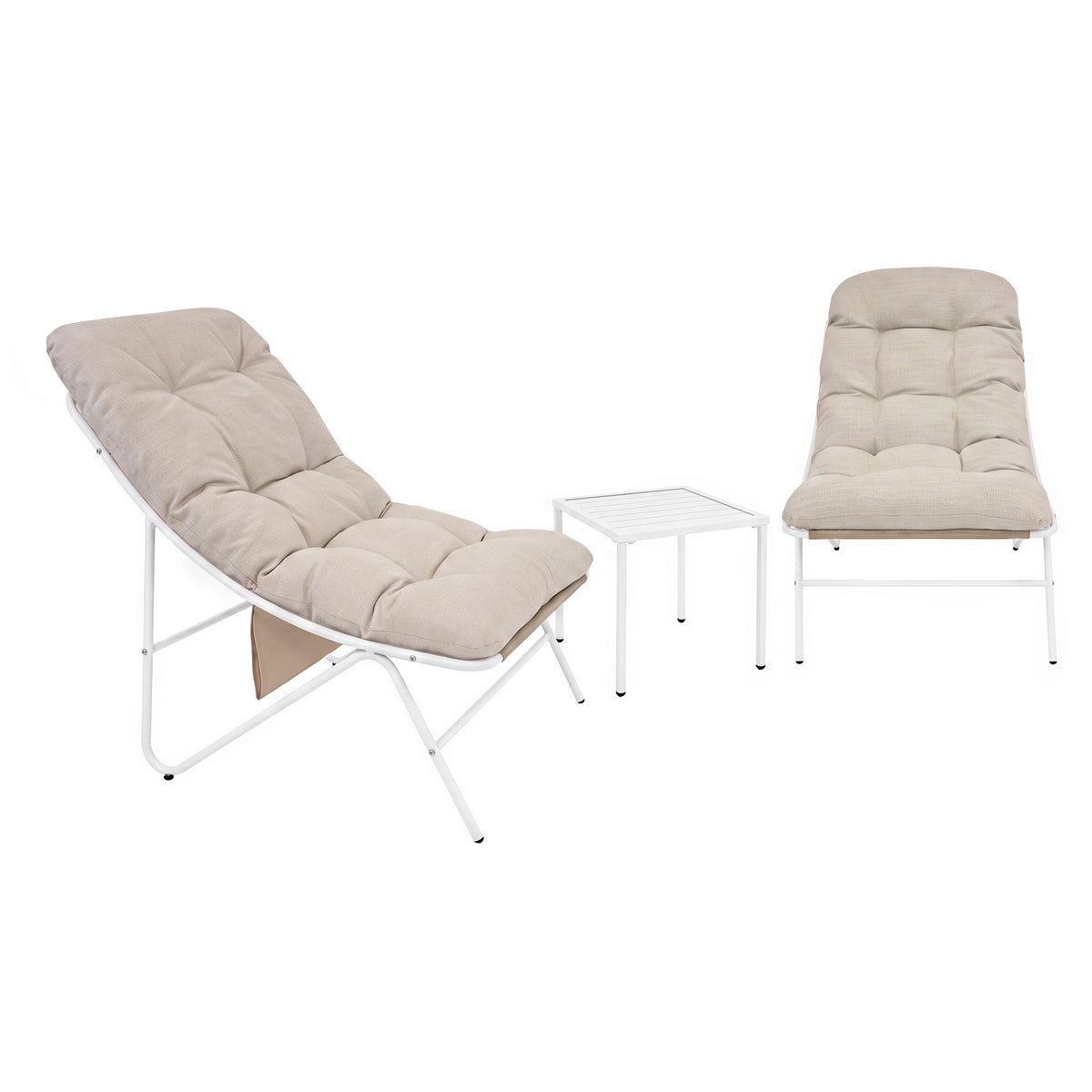Drei-teiliges Bistro-Set in Creme mit bequemen, gepolsterten Stühlen und einem modernen, weißen Tisch aus Metall