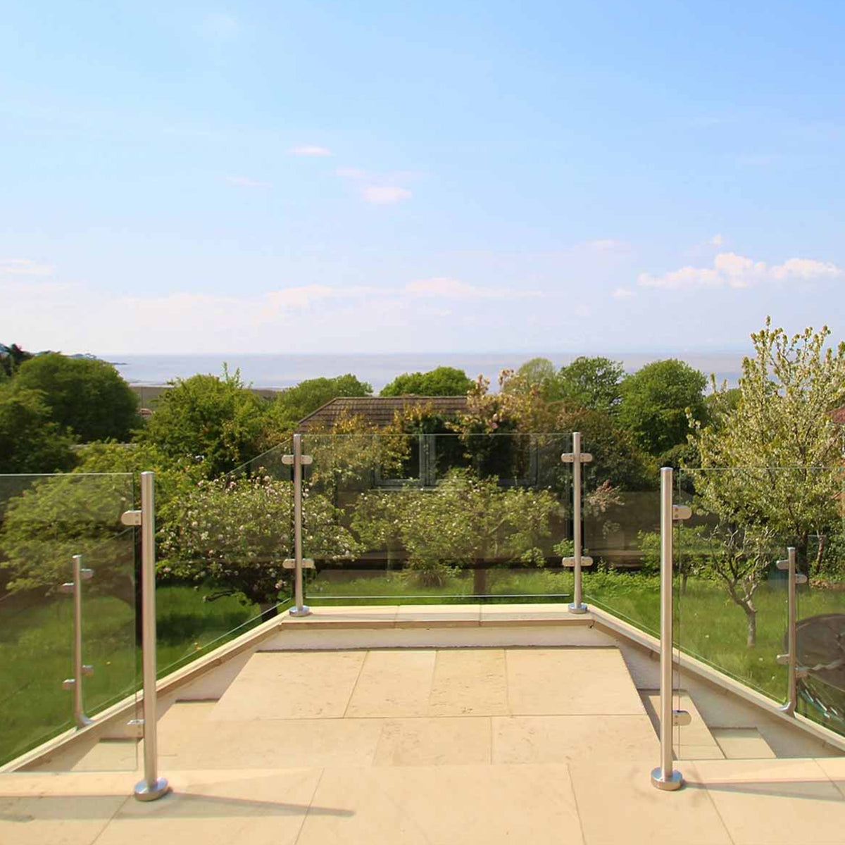 Eleganter Edelstahl-Balustrade Endpfosten, 110 cm hoch, mit klaren Glasplatten und modernem Design, ideal für Terrassen und Balkone