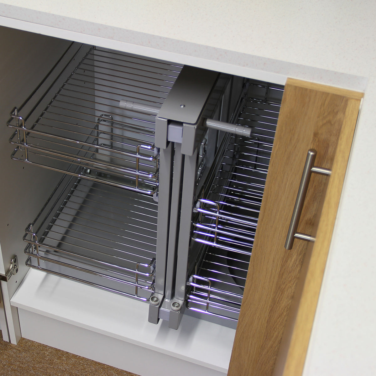 Eckschrank mit zwei ausziehbaren Regalen aus Metall, Holzfront in hellem Eichenlook, ideal für Küchenorganisation und Platzersparnis