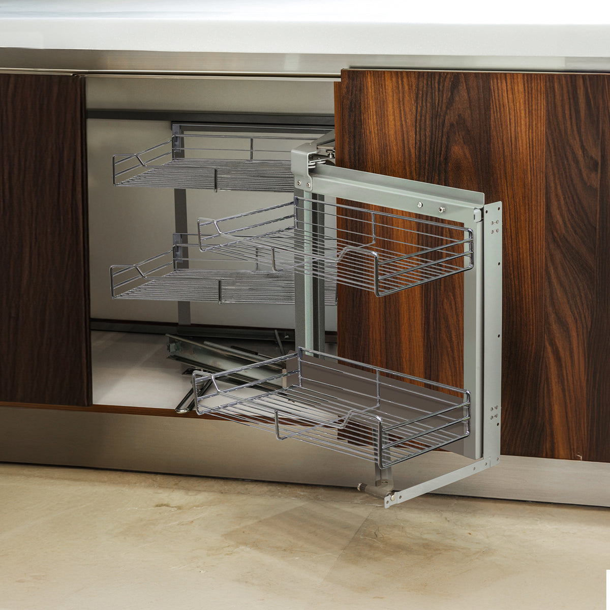 Ausziehbarer Edelstahl-Eckschrank mit Holzoptik, drei Drahtkörben, glänzender Oberfläche und robustem Design, ideal für Küchenorganisation