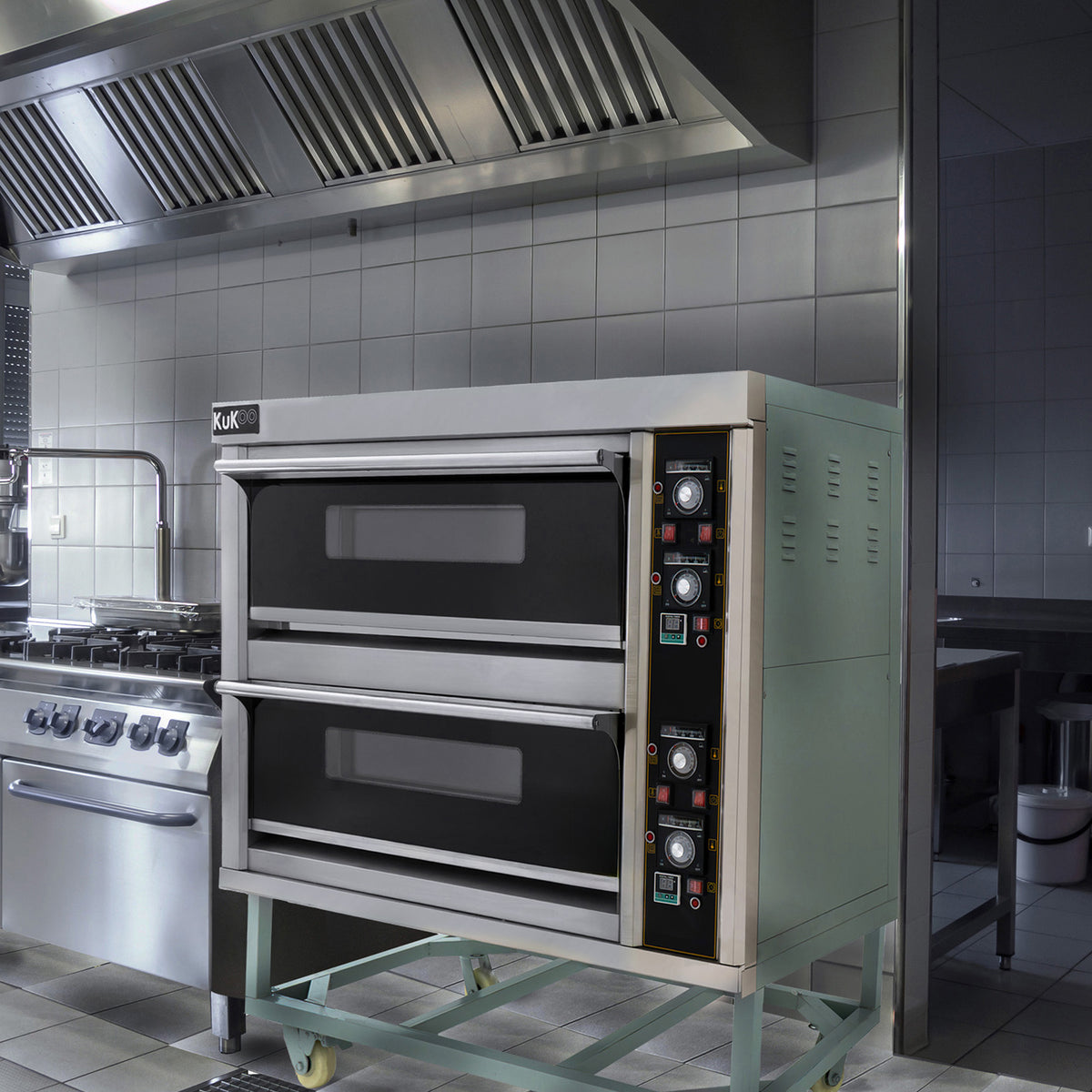 Großer gewerblicher KuKoo Pizza- und Backofen in Edelstahl mit zwei Backkammern, Bedienelementen und einem modernen, funktionalen Design in einer professionellen Küche