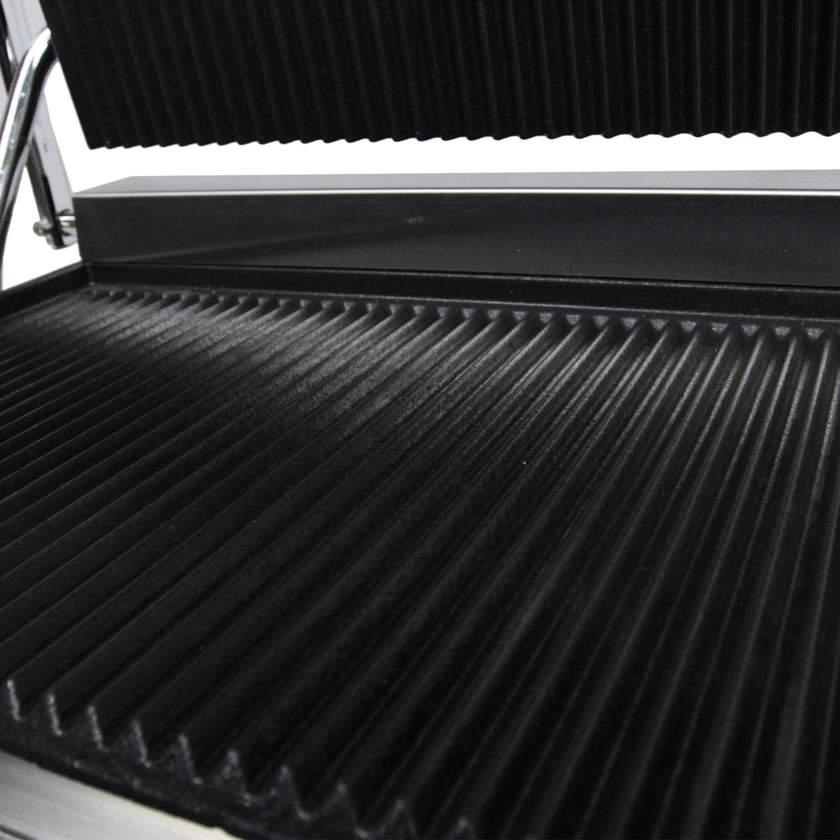 Schwarze, gerippte Grillplatte des KuKoo Panini Grills, glänzende Oberfläche, robustes Material, ideal zum Zubereiten von Paninis und Sandwiches