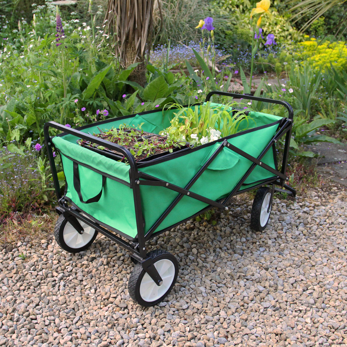 Faltbarer Gartenwagen in leuchtendem Grün mit stabilen schwarzen Rädern, ideal für den Transport von Pflanzen und Gartenutensilien im Freien