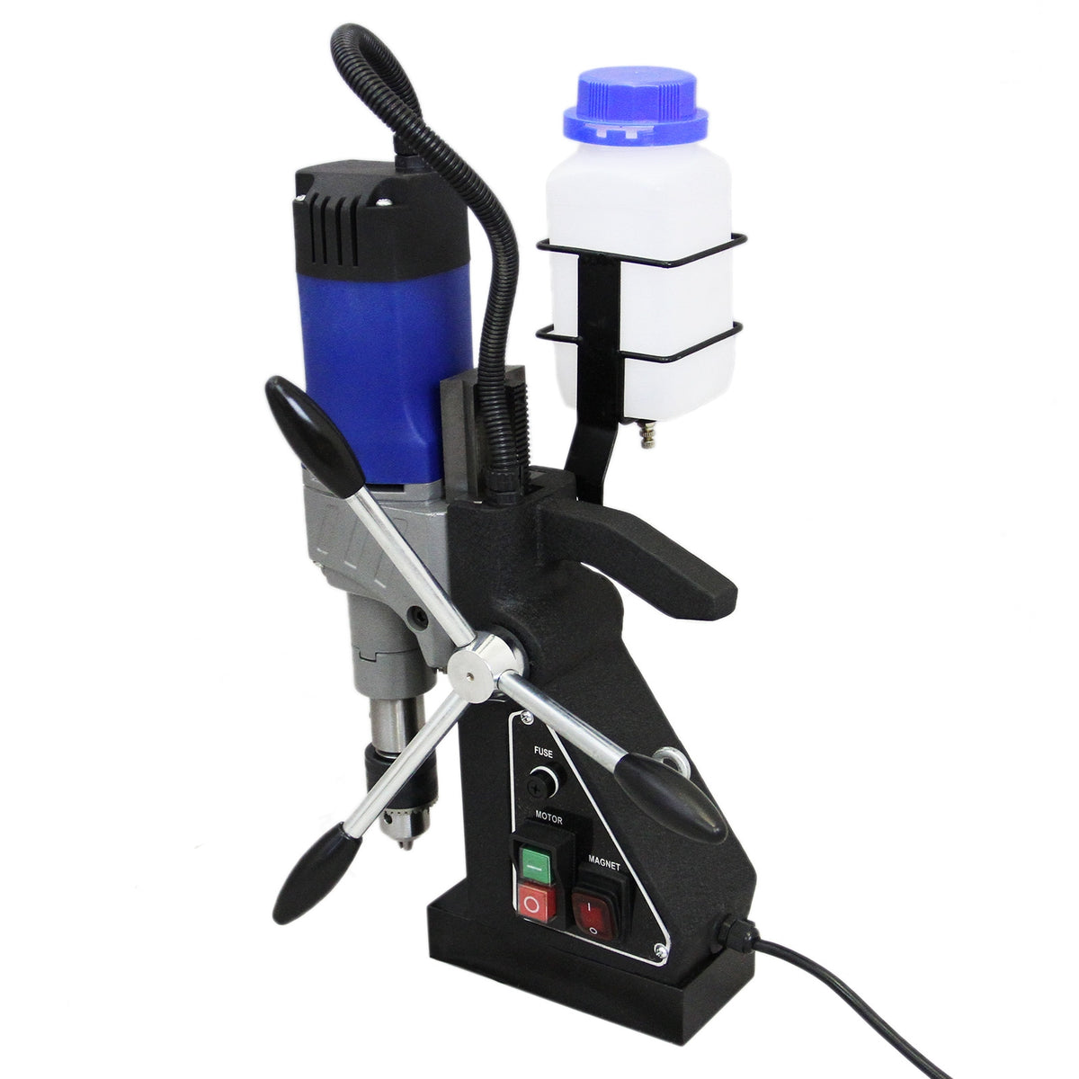 Magnetische Bohrpresse in Schwarz mit blauer Motorabdeckung, Wasserbehälter und Bedienfeld für präzises Bohren in Metalloberflächen