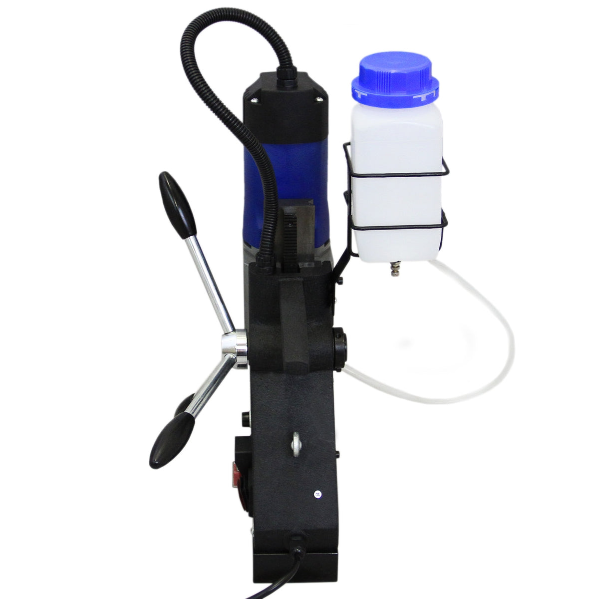 Magnetische Bohrpresse mit schwarzem Gehäuse, blauer Wasserflasche, zwei Hebeln und flexibler Schlauchführung für präzises Bohren