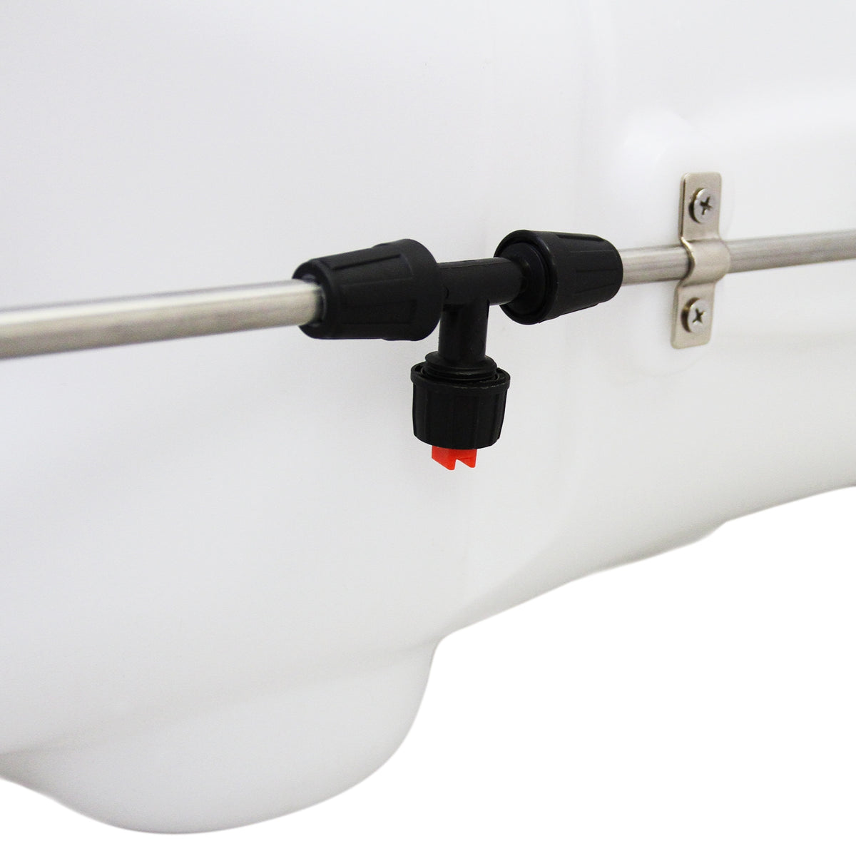 Weißer 100L Sprühtank mit schwarzem Kunststoffventil und Edelstahlrohr, ideal für ATV-Düngersprüher, robust und langlebig