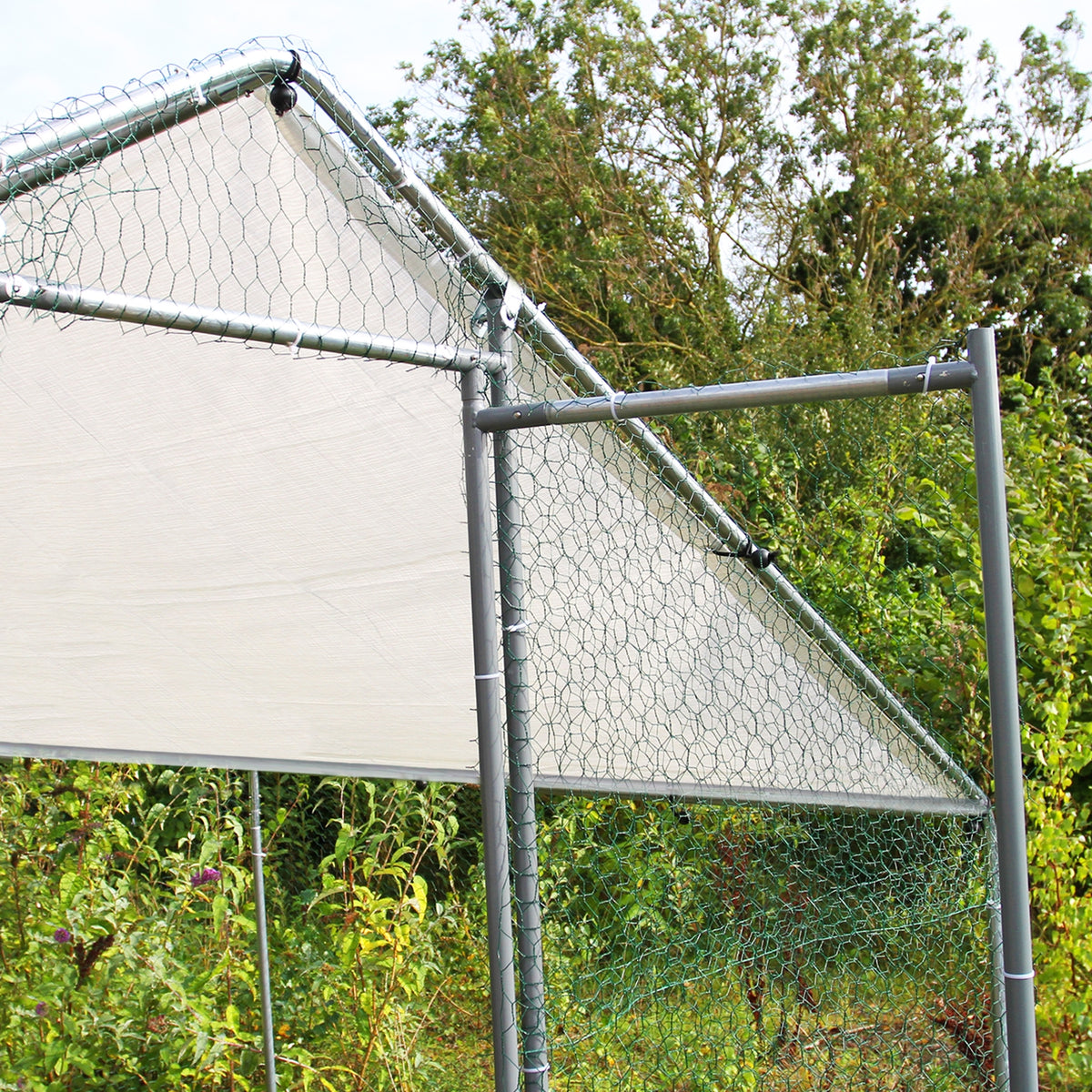 Hühnerfreilauf aus robustem Metall mit grünem Drahtgeflecht, 3m x 4m x 1,8m, ideal für die sichere Haltung von Hühnern im Freien, wetterfest und stabil