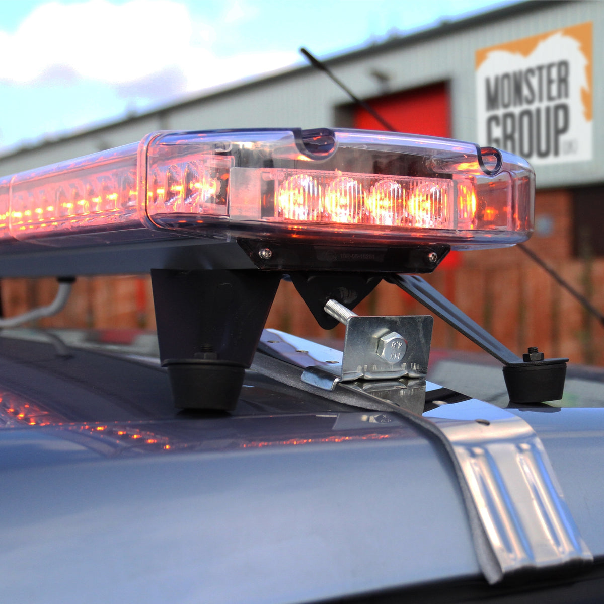 LED Rundumlicht Warnleuchte mit 88 LEDs, leuchtend orange und rot, montiert auf einem Fahrzeugdach, robustes Gehäuse und klare Lichtverteilung