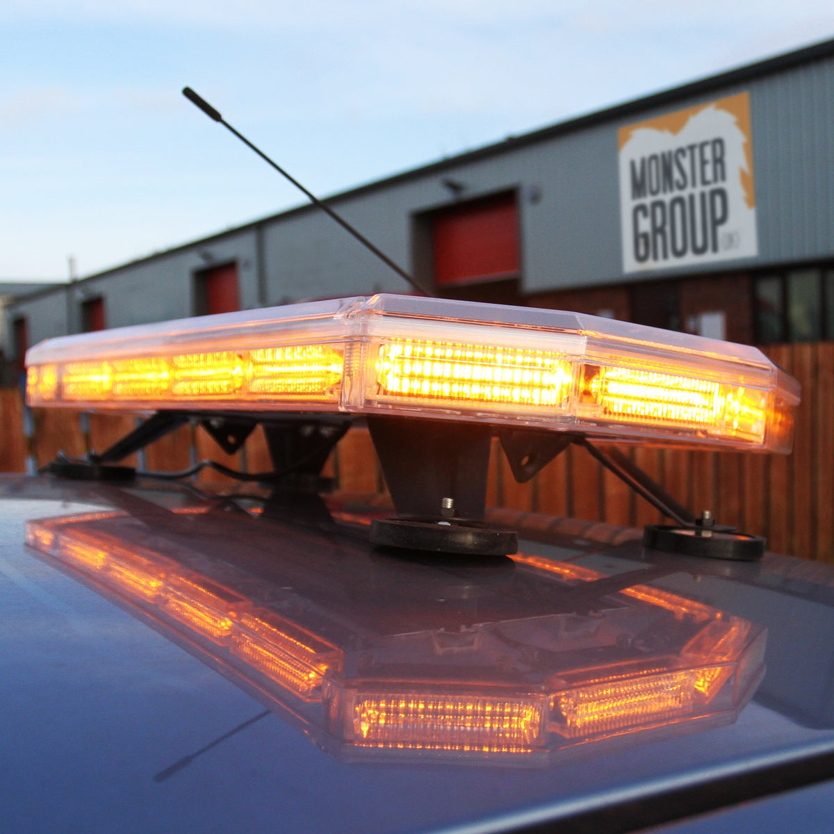 LED Rundumlicht Warnleuchte mit 48 LEDs, orange leuchtend, auf einem Fahrzeugdach montiert, reflektiert auf der Oberfläche, robustes Design
