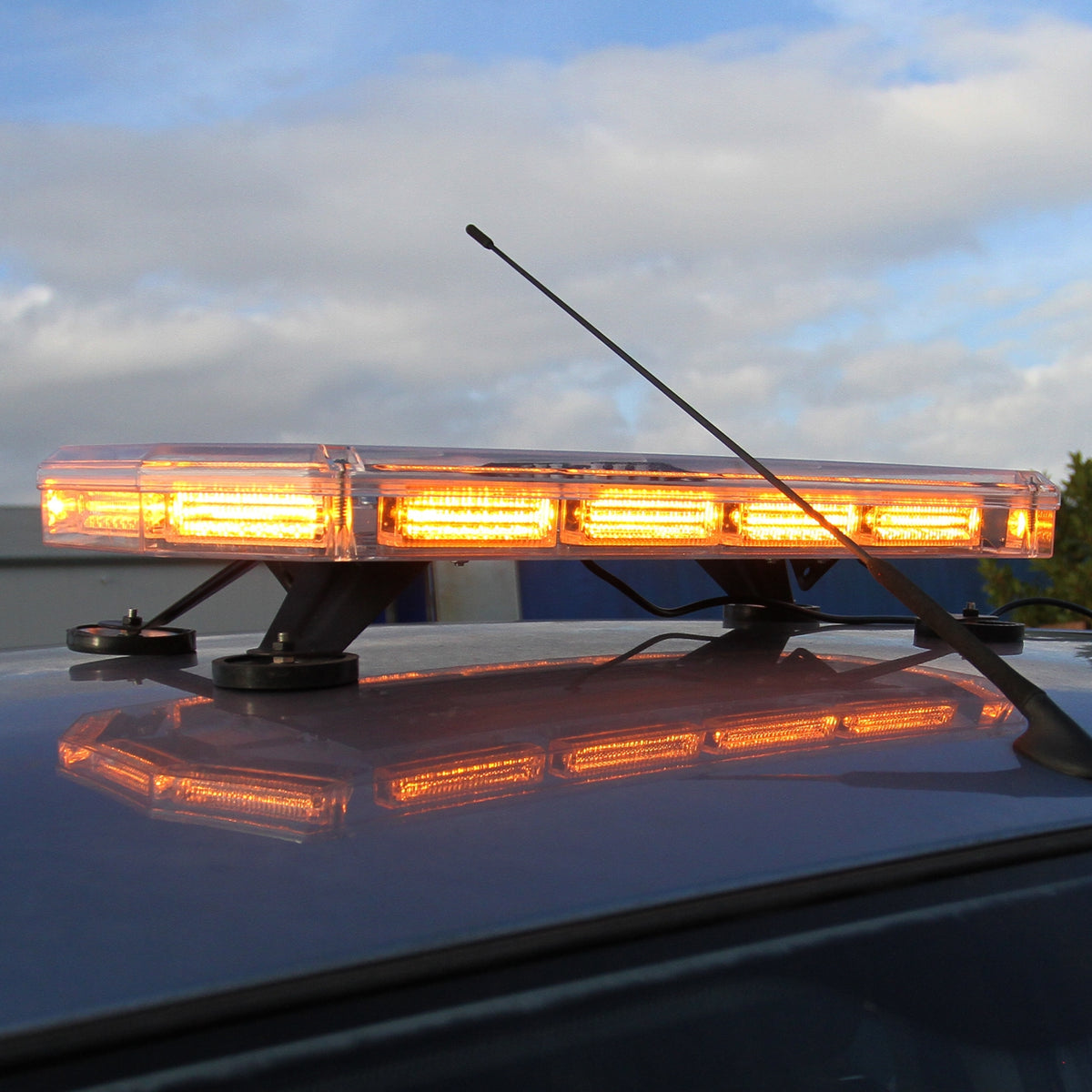 LED Rundumlicht Warnleuchte mit 48 orangefarbenen LEDs, montiert auf dem Dach eines Fahrzeugs, reflektiert das Licht und zeigt eine robuste Bauweise