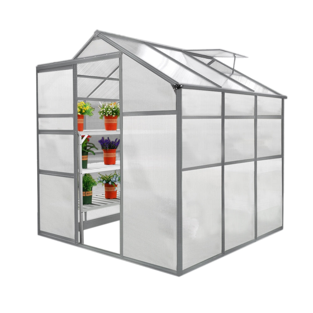 Gewächshaus 1.8m x 1.8m ohne Boden, mit transparenten Wänden, grauem Rahmen, zwei Regalen für Pflanzen und einem Schrägdach für optimale Lichtverhältnisse