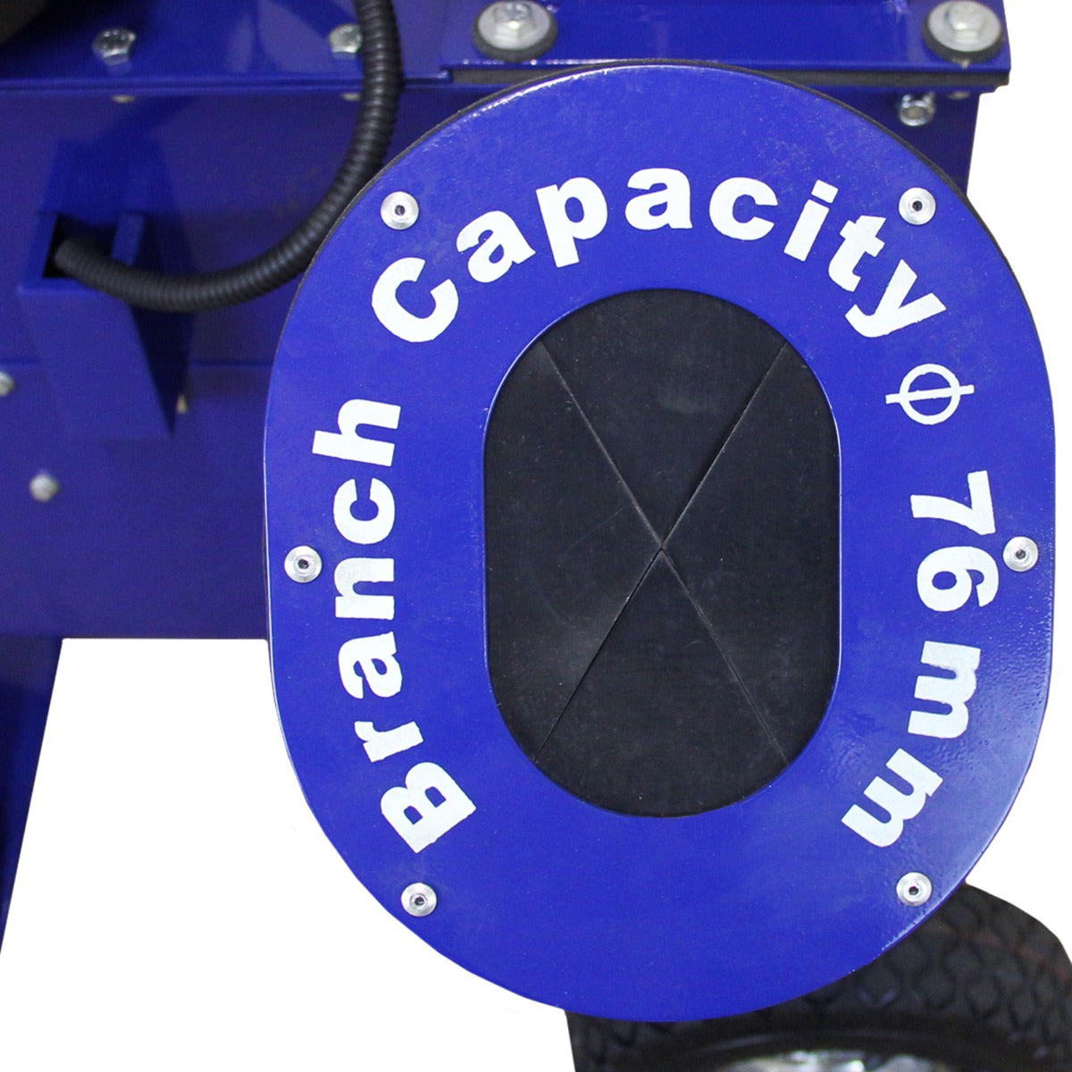 Blauer Aufkleber mit weißer Schrift, der die Kapazität für Äste von 76 mm an einem Holzhacker zeigt, montiert an einem robusten Gerät