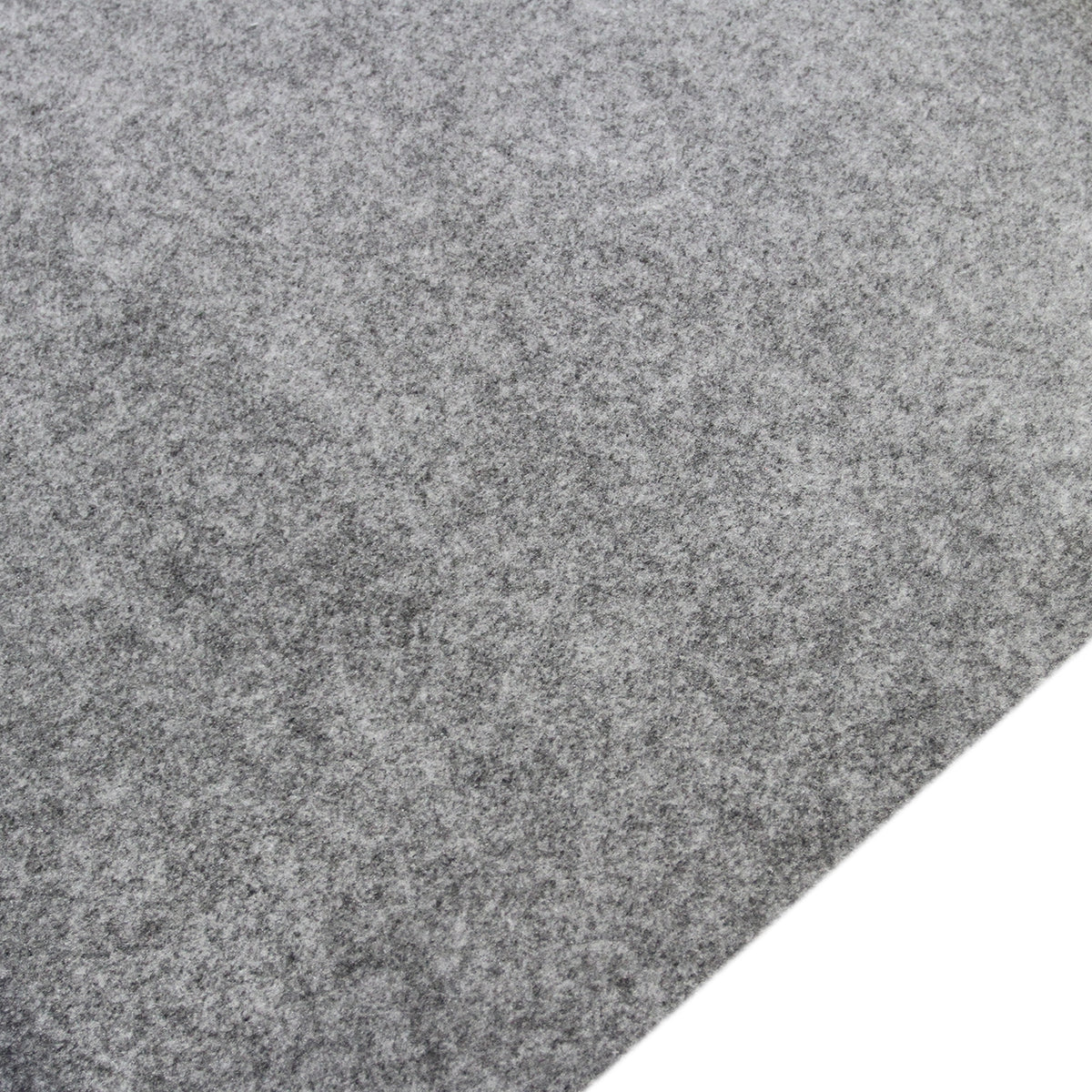 Grau gefärbter Teppich mit weicher, samtiger Textur, ideal für Bodenverkleidungen, neben fünf Dosen starken Mehrzweckklebers
