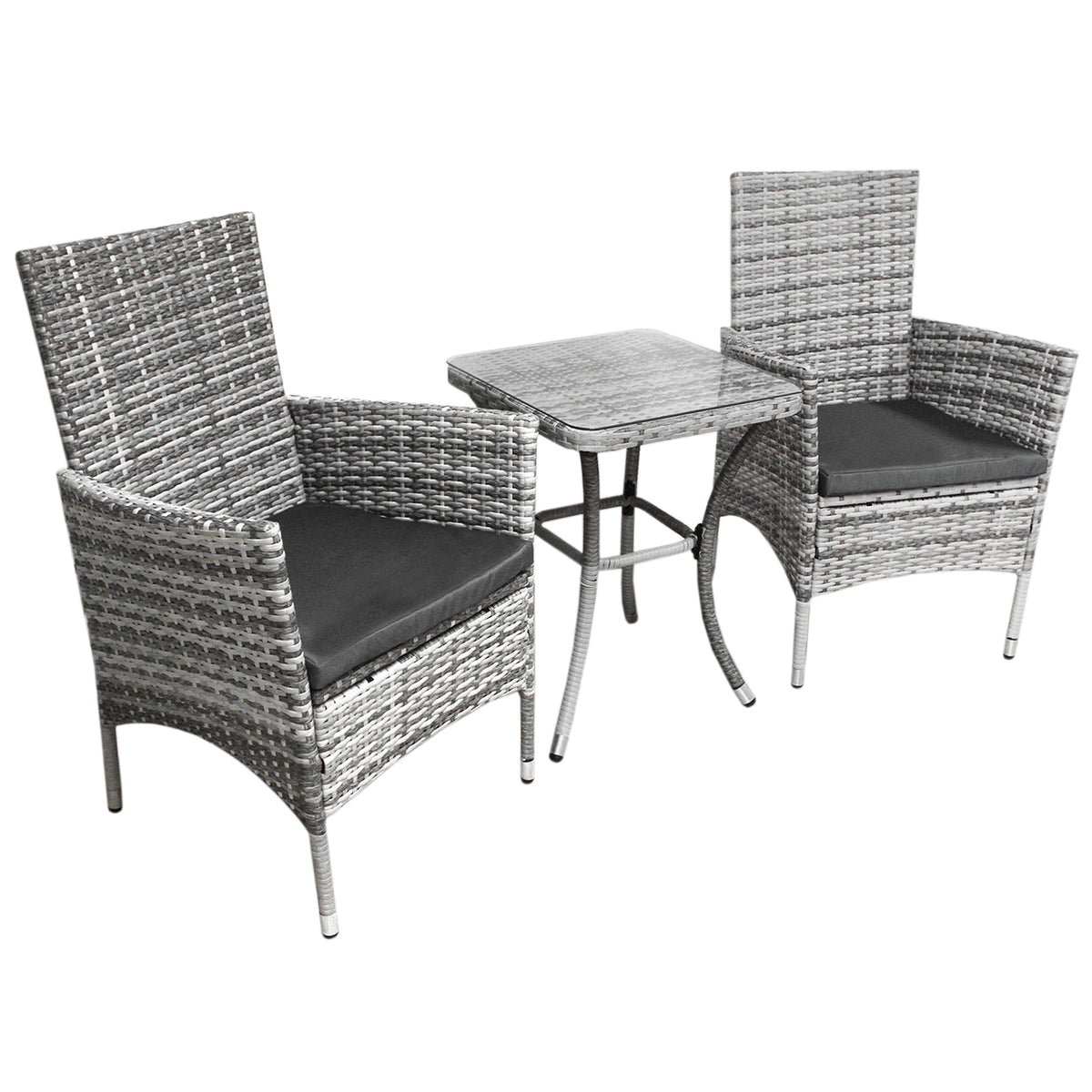 Hellgraues Jardí Rattan Bistro Set mit zwei Stühlen und einem kleinen Tisch, geflochtene Textur, gepolsterte Sitzflächen in Schwarz, ideal für den Außenbereich