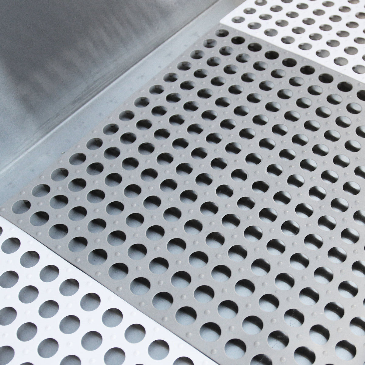 Edelstahl Haustierbadewanne mit rutschfester, perforierter Oberfläche, ideal für sicheres Baden von Tieren, robust und langlebig