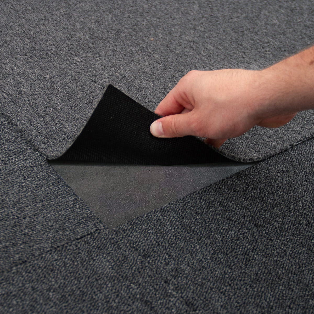 Schwarze Teppichfliese mit sturmblauen Akzenten, handlich, leicht abziehbar, ideal für vielseitige Bodengestaltung und einfache Verlegung