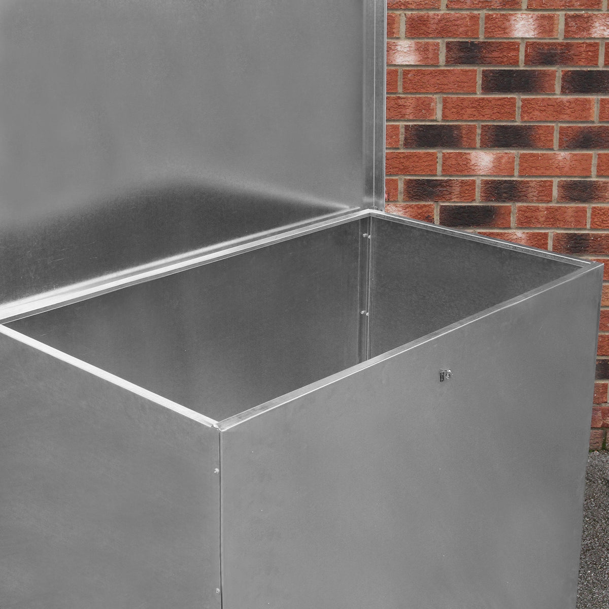 Verzinkter Futterbehälter mit einem Fach, glänzender silberner Oberfläche, rechteckige Form und robustem, wetterfestem Material, ideal für Tierfutterlagerung